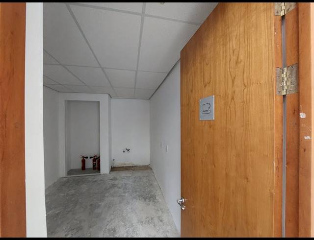 416M² OFFICE TO LET IN LYME PARK